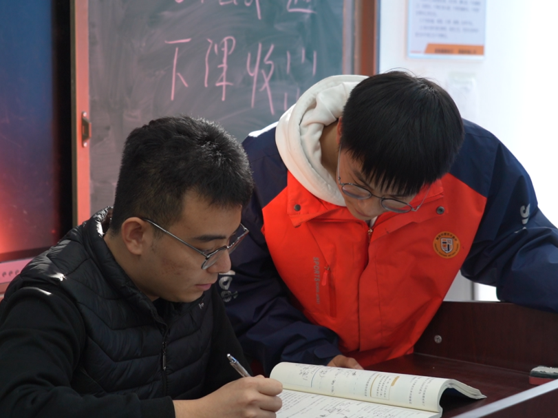 精英華唐藝術(shù)高中課間片段